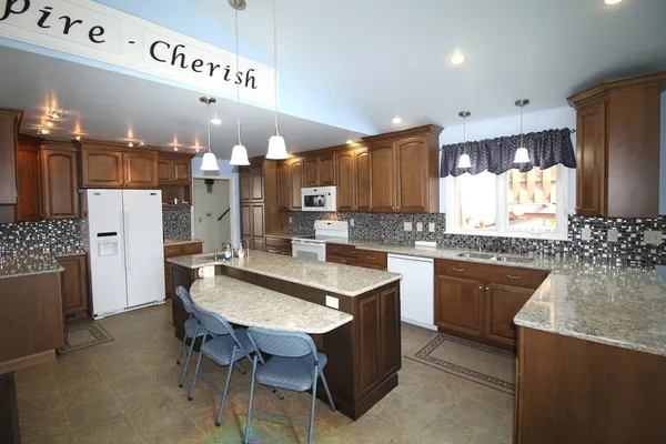 $324,500 | 221 Mays Drive, Bloomington, IL 61701