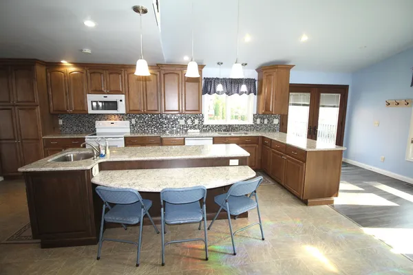 $324,500 | 221 Mays Drive, Bloomington, IL 61701