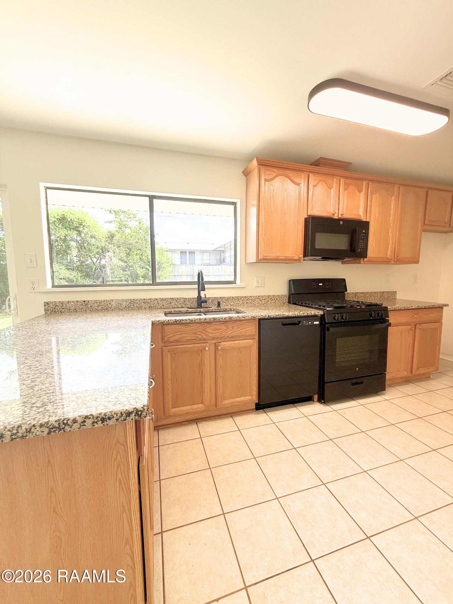 208 Castle Row Lafayette, LA 70506 - Photo 4 of 16 Kitchen