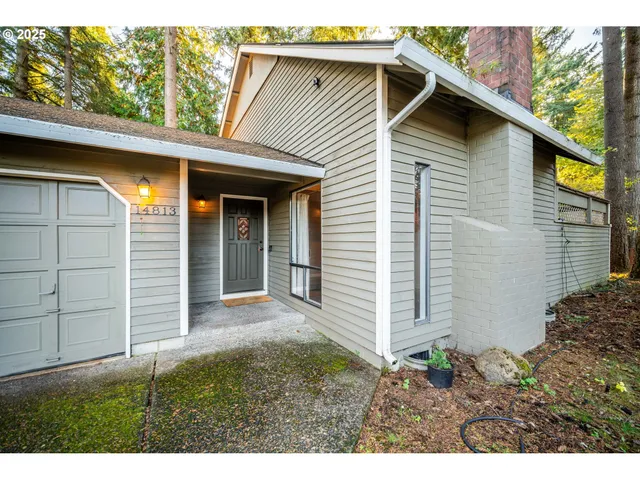 a view of a backyard with pathway