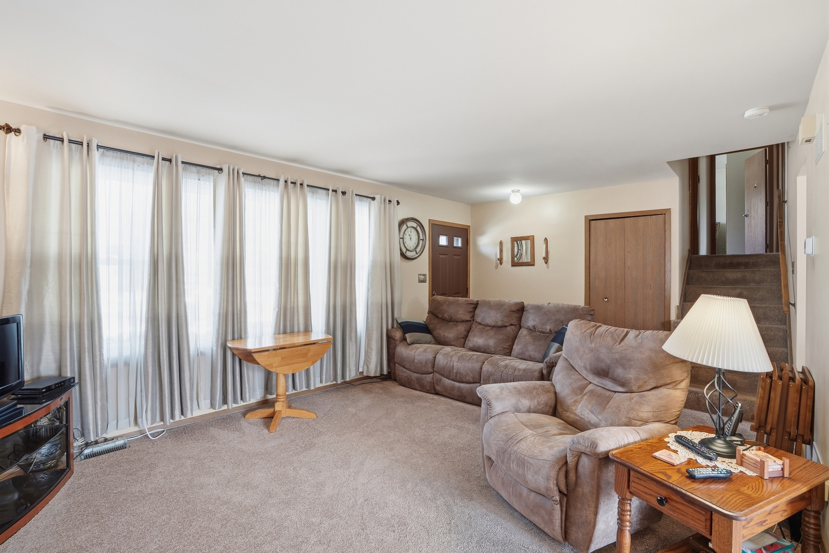 3435 218th Place Matteson, IL 60443 - Photo 5 of 19 a living room with furniture and a lamp