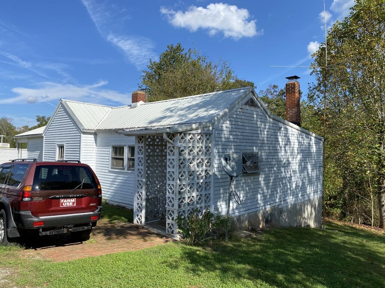 1050 Highland Road Thaxton, VA 24174 - Photo 4 of 31 a front view of a house with a garden