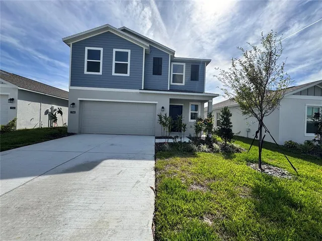 a view of backyard of the house