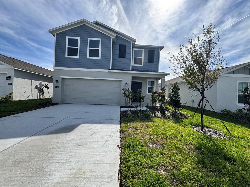 a view of backyard of the house