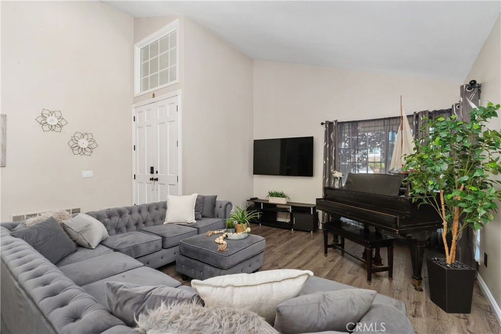 22876 Broadleaf Lake Forest, CA 92630 - Photo 5 of 53 Plenty of room to entertain