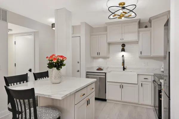 $149,900 | 26 West 10th Street, Unit 705, St. Paul, MN 55102