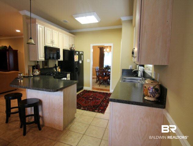 7263 Highpointe Place East Daphne, AL 36527 - Photo 4 of 22 Great Kitchen with contrasting counters and cabinets opens to Breakfast Nook and offers a breakfast bar for kitchen-side entertaining!