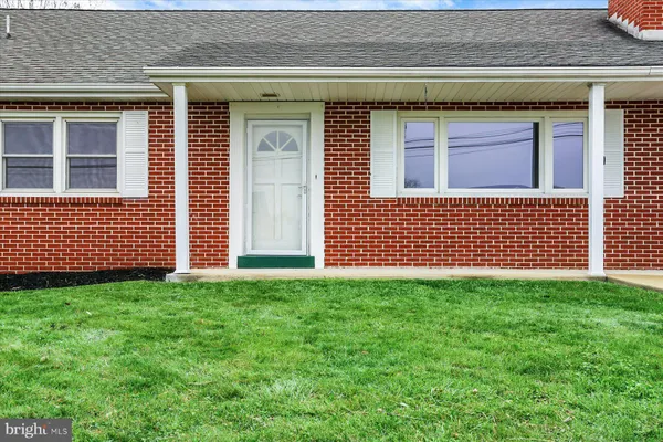 a view of a house with backyard