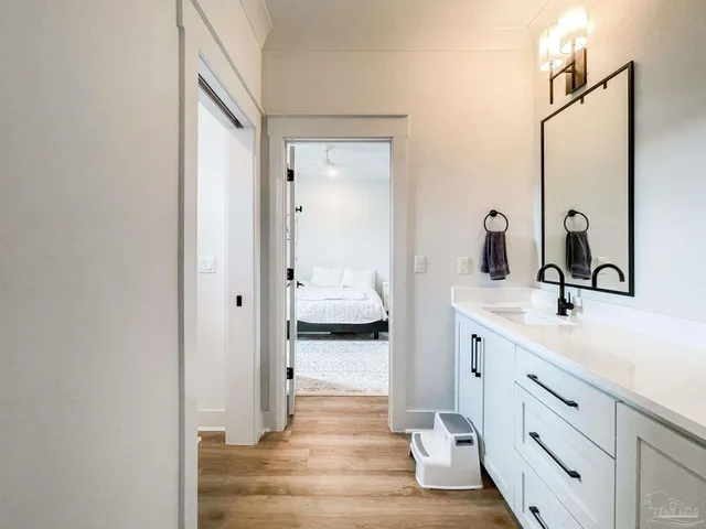 a en suite bathroom with a double vanity sink and mirror