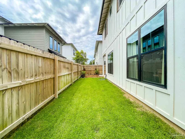 a view of an house with backyard and garden