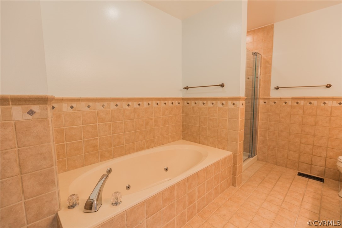 3103 E Stony Point Road, Unit END Richmond, VA 23235 - Photo 36 of 50 a bathroom with a bathtub and shower