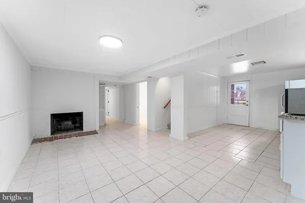 $2,100 | 3233 Apex Circle, Unit B, Falls Church, VA 22044