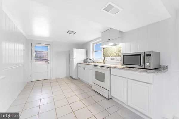 $2,100 | 3233 Apex Circle, Unit B, Falls Church, VA 22044