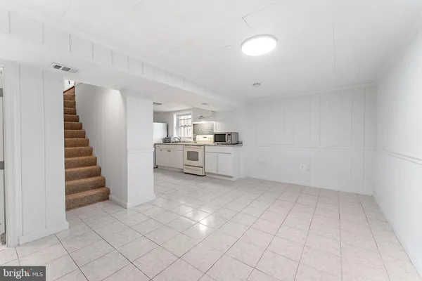 $2,100 | 3233 Apex Circle, Unit B, Falls Church, VA 22044