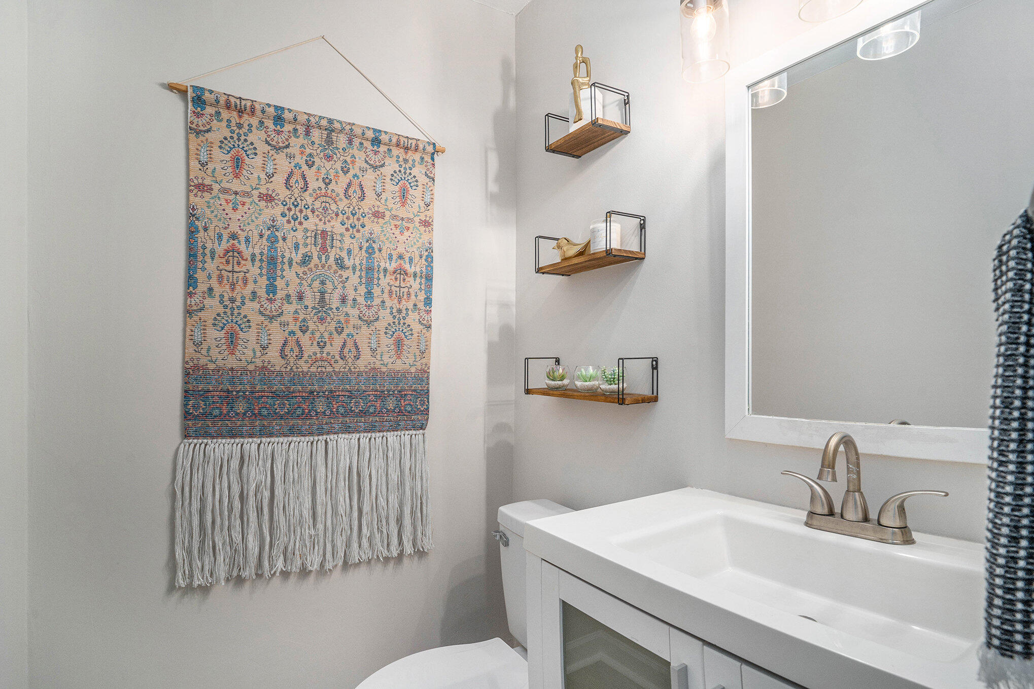21 Rivers Point Row, Unit 14F Charleston, SC 29412 - Photo 8 of 24 Half Bathroom