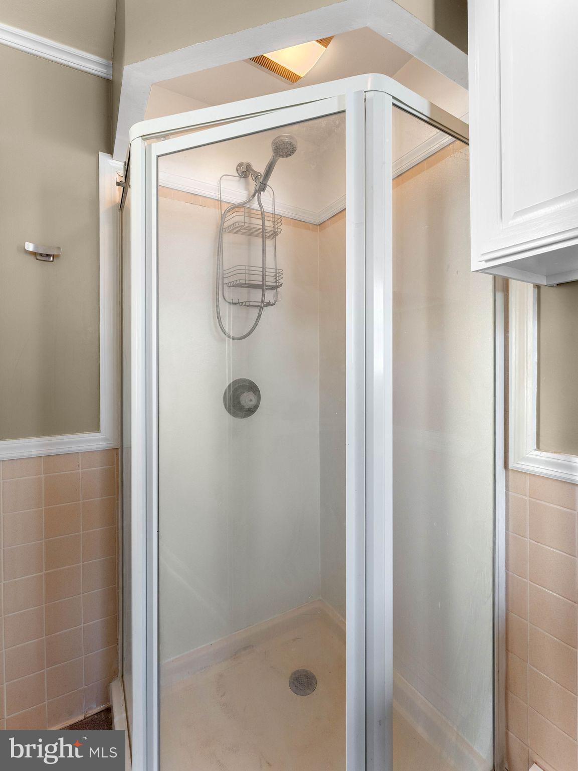 860 Pennsylvania Avenue Delanco, NJ 08075 - Photo 23 of 28 a bathroom with a glass shower door