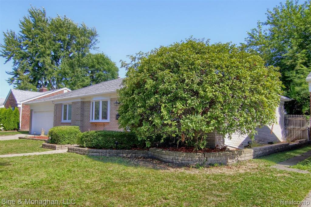 1536 Cook Road Grosse Pointe Woods, MI 48236 - Photo 38 of 39