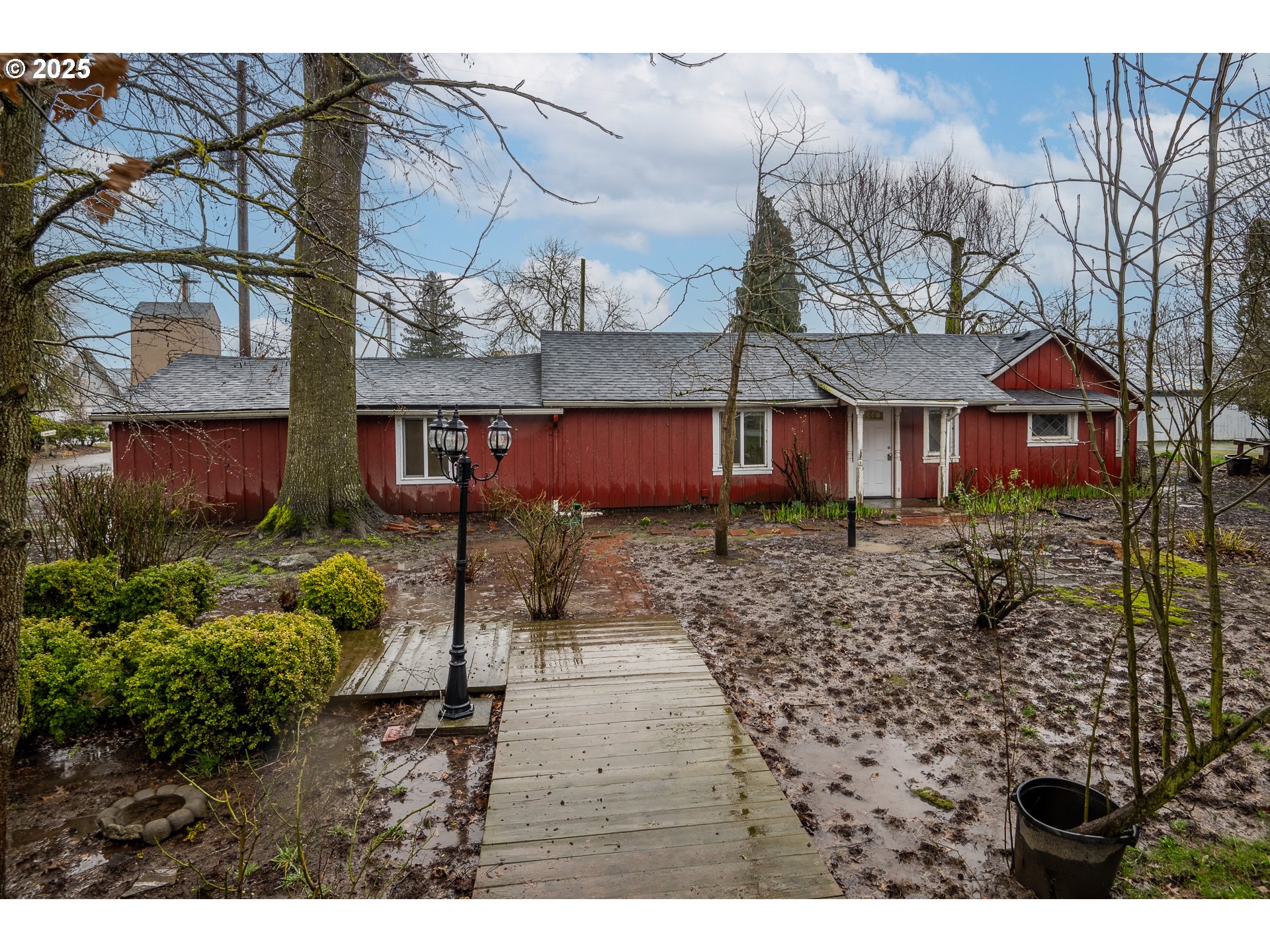 30045 Highway 99E Shedd, OR 97377 - Photo 1 of 37 front view of a house with a yard