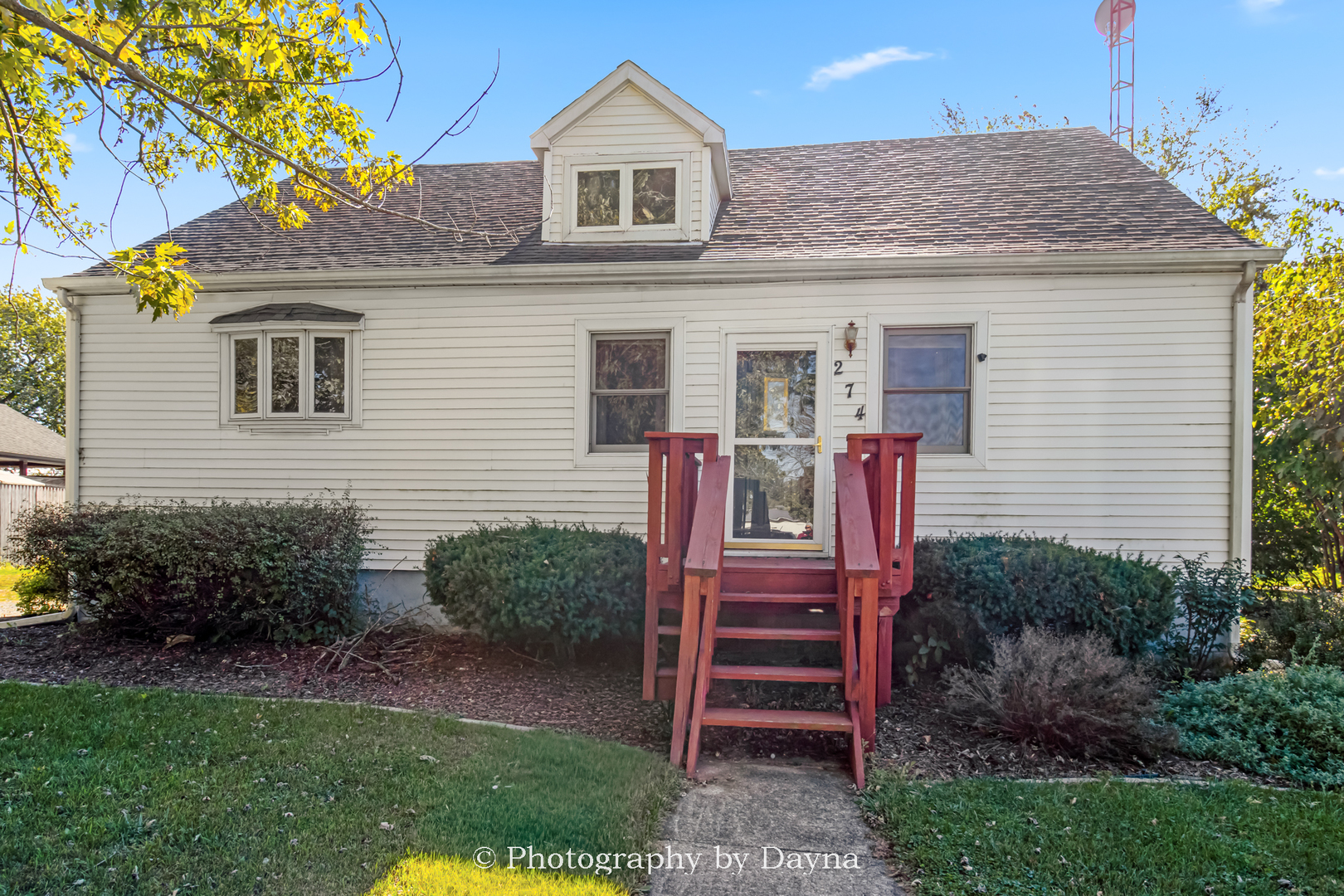 274 West Sheffield Street St. Anne, IL 60964 - Photo 21 of 32 a front view of a house with garden