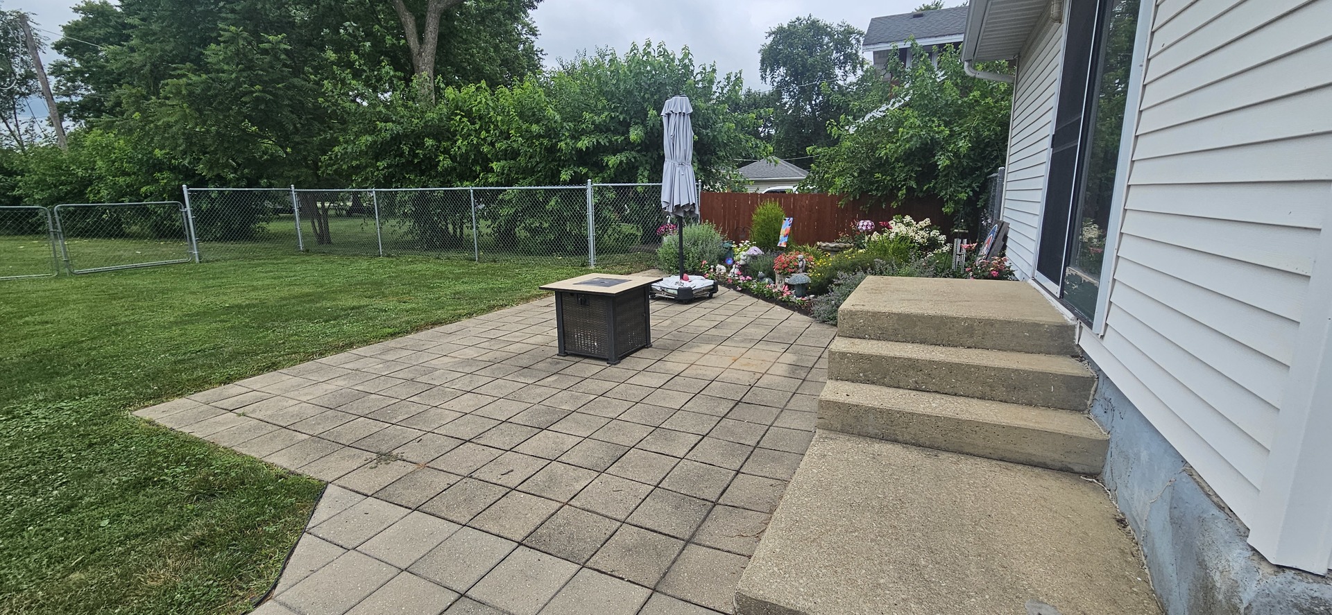 274 West Sheffield Street St. Anne, IL 60964 - Photo 26 of 32 a view of yard from a patio