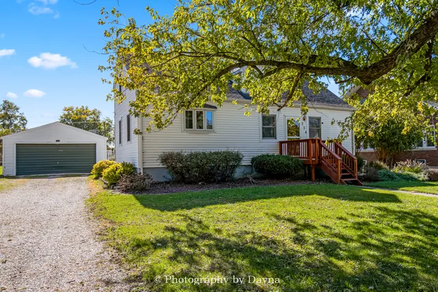 a picture of a wall with a white wall