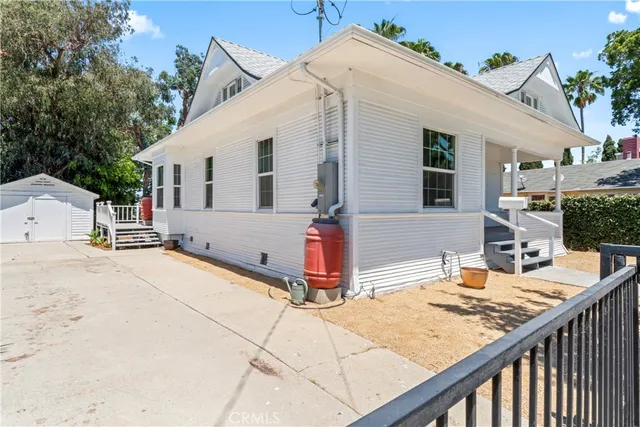 a view of a house with backyard and sitting area