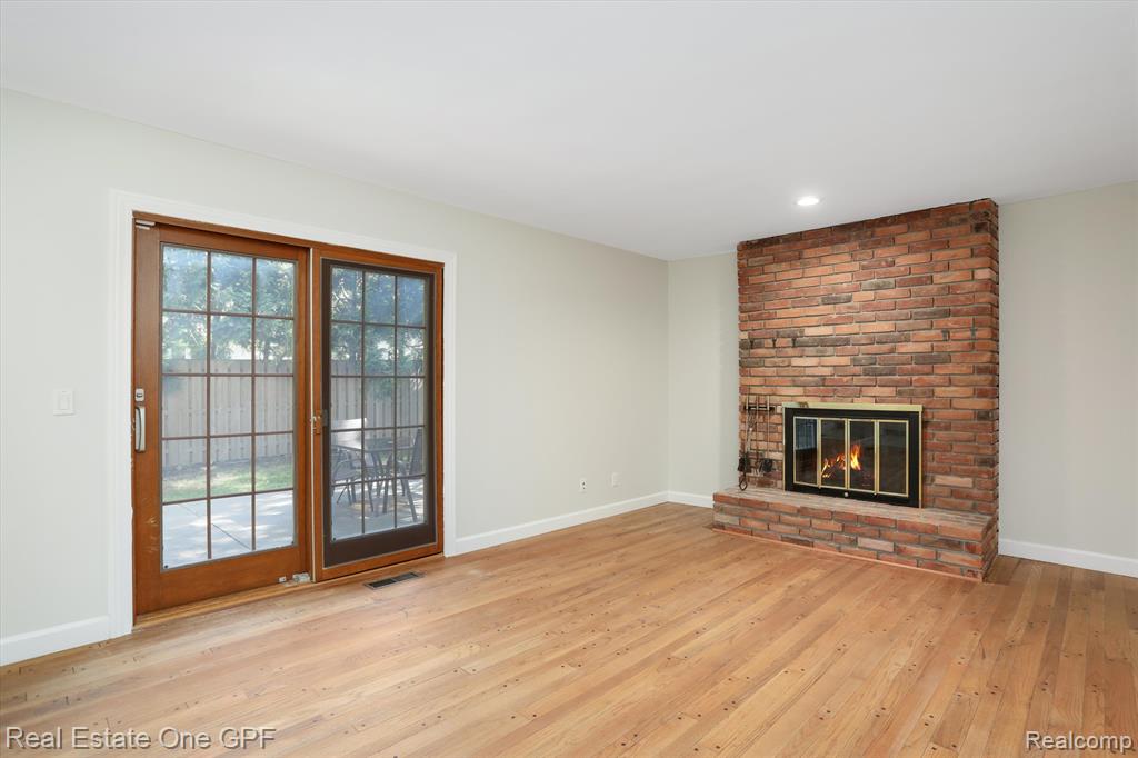 724 South Rosedale Court Grosse Pointe Woods, MI 48080 - Photo 10 of 31