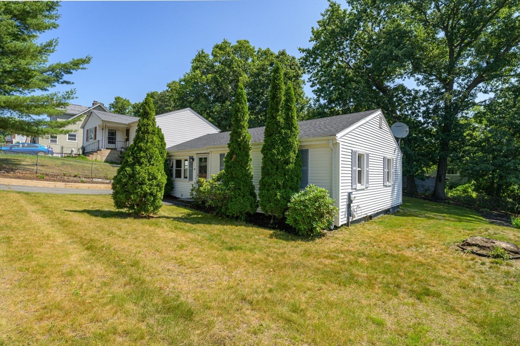 99 Lakevilla Avenue Springfield, MA 01109 - Photo 3 of 34