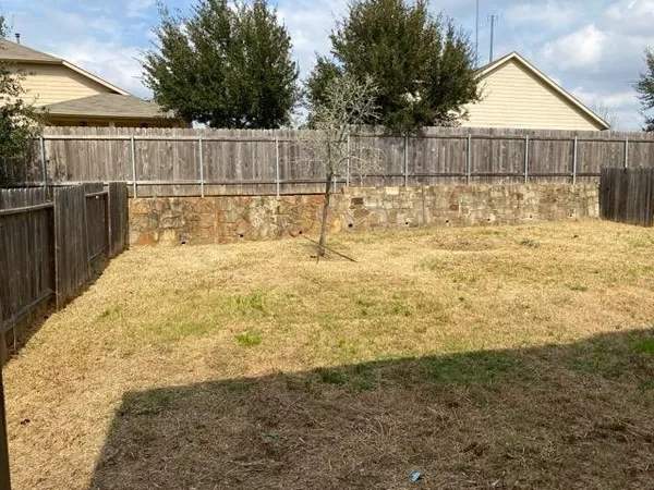 a view of a backyard