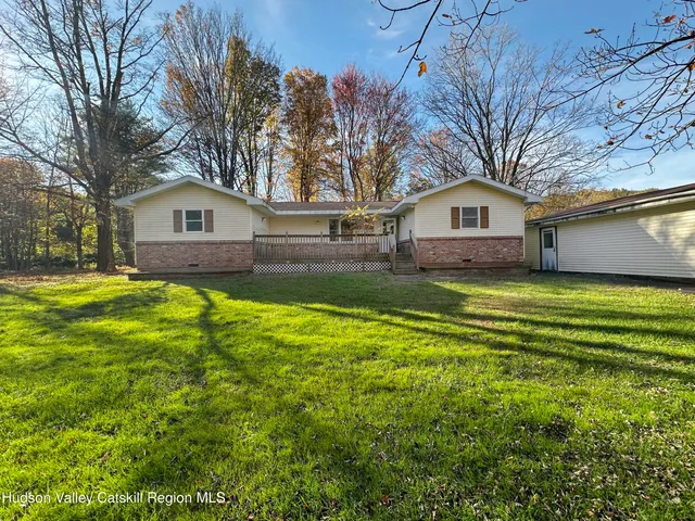 a view of a house with a yard