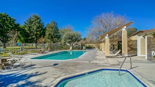a view of yard with green space