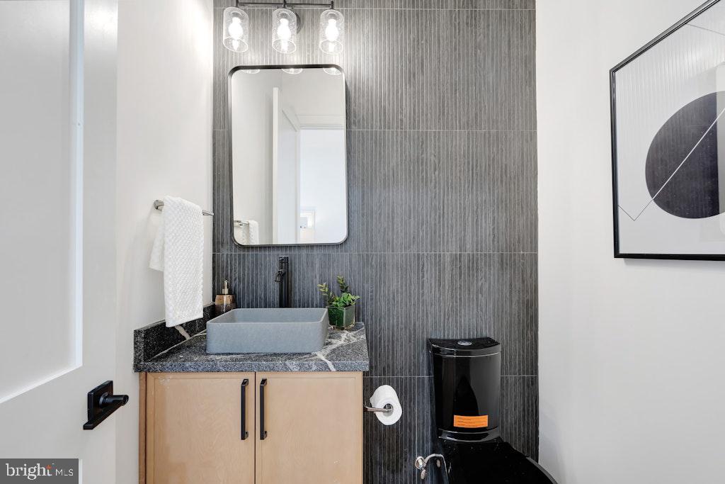 5225 Little Falls Road Arlington, VA 22207 - Photo 7 of 60 a utility room with dryer and washer