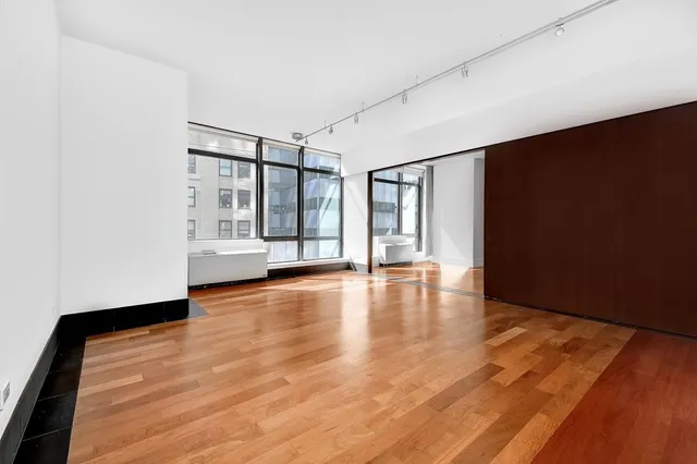 $975,000 | 40 Broad Street, Unit 19B | Financial District