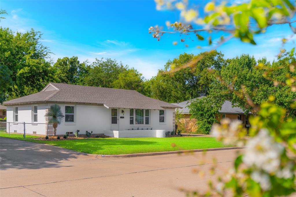 804 Haggard Street Plano, TX 75074 - Photo 5 of 40 a front view of house with yard and green space