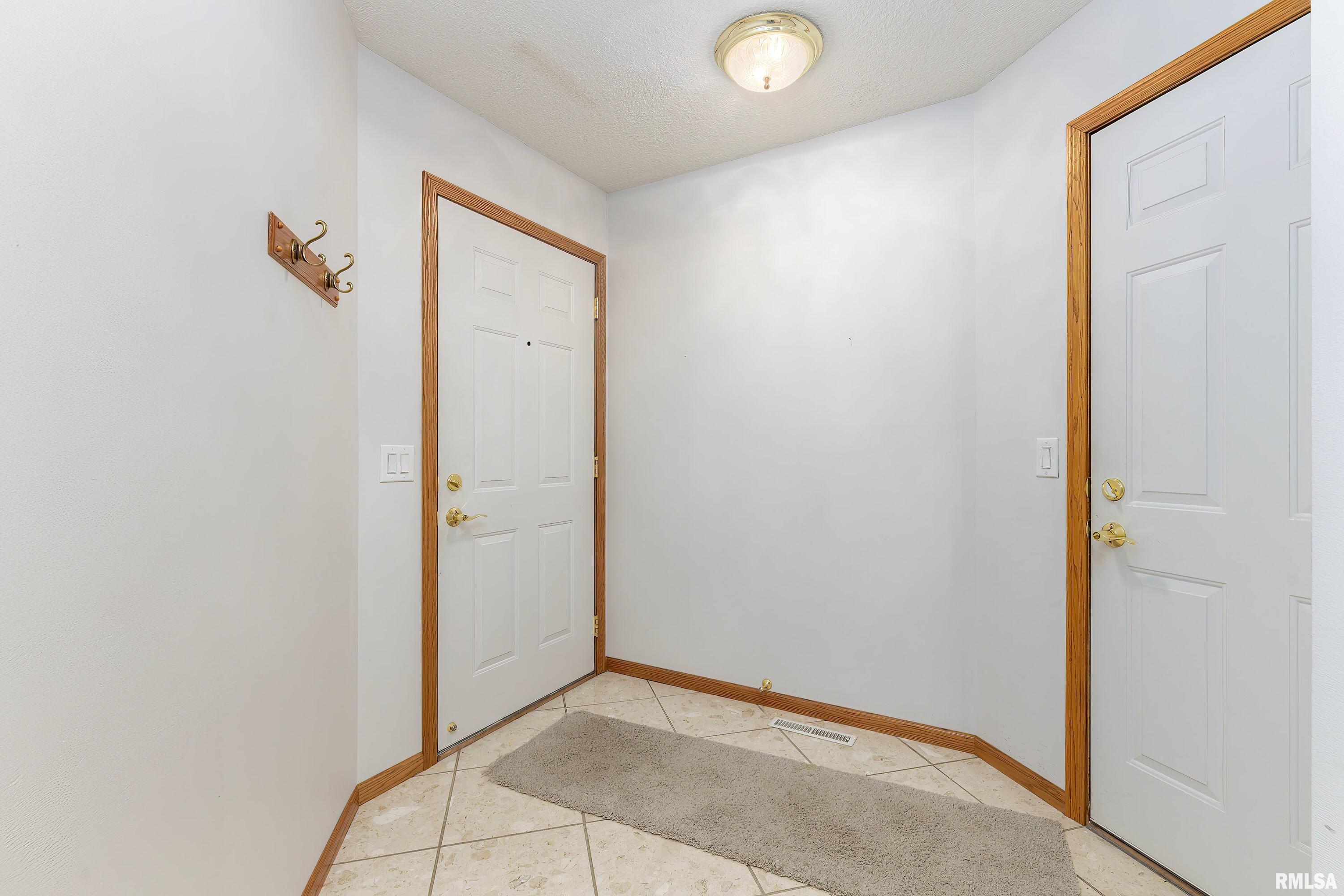 3367 East Ridge Drive Bettendorf, IA 52722 - Photo 4 of 39