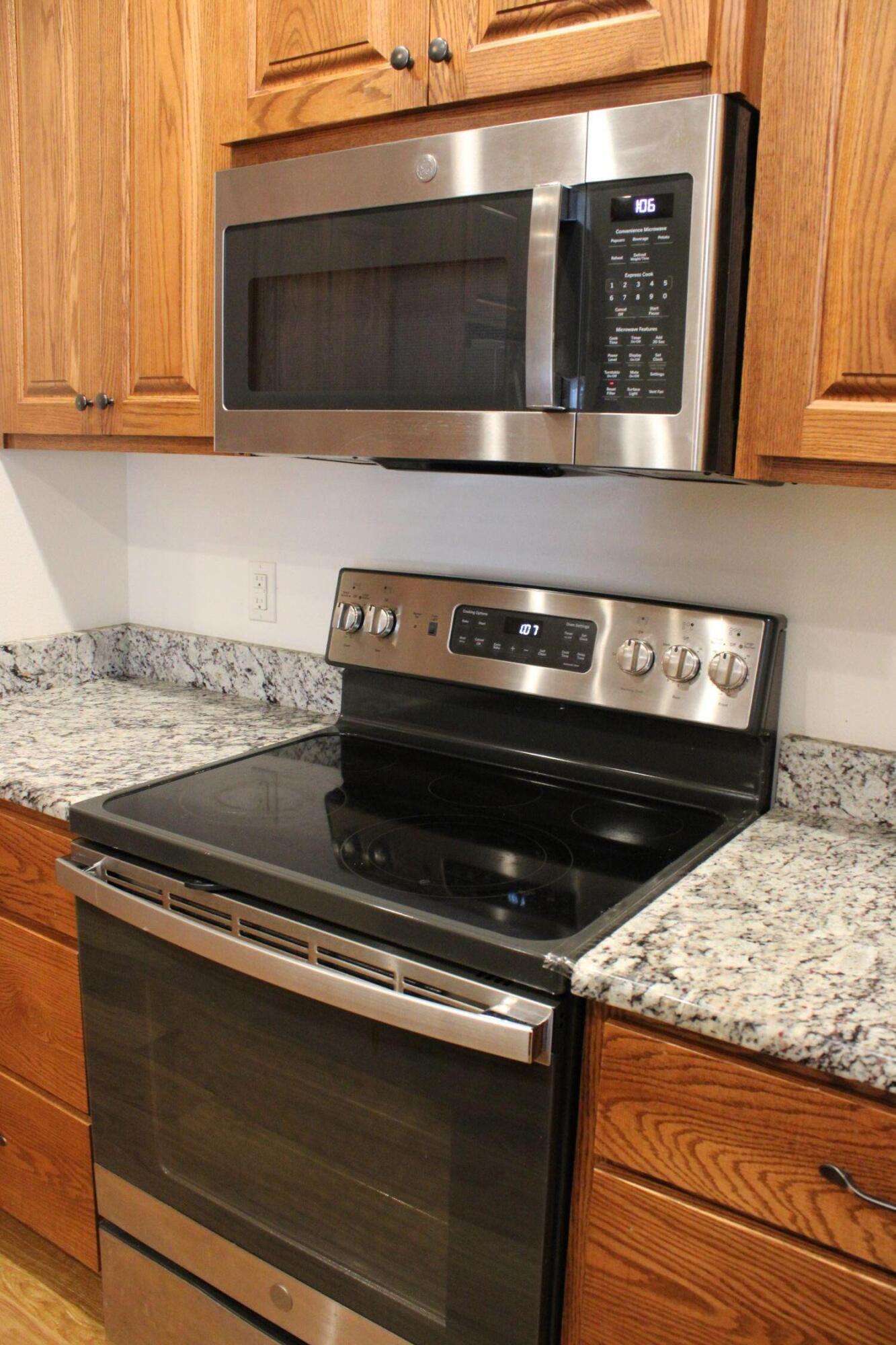 826 Prairie Gardens, Unit 25 Kewaskum, WI 53040 - Photo 6 of 25 GE stainless appliances