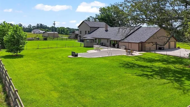 a view of an outdoor space