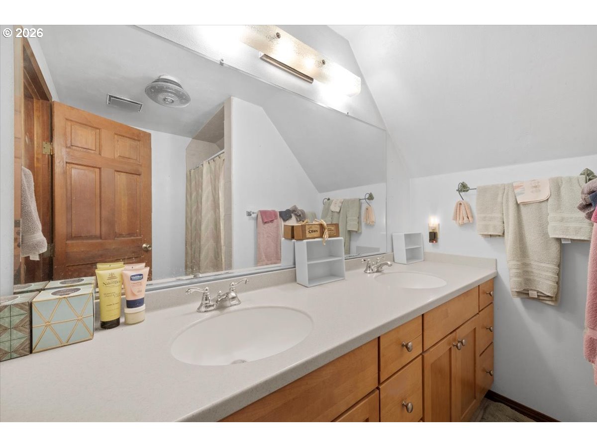 5089 North Myrtle Road Myrtle Creek, OR 97457 - Photo 27 of 44 Bathroom
