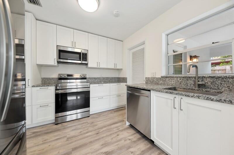 490 Northeast 5th Circle Boca Raton, FL 33431 - Photo 6 of 17 06_490NE5thCir_5_Kitchen_FlexMLS800x600_