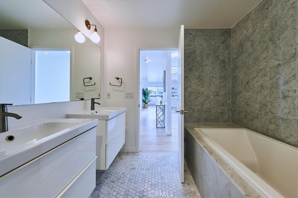 345 Broadway Costa Mesa, CA 92627 - Photo 13 of 20 a bathroom with a tub a sink and mirror