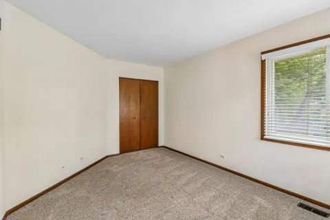 $365,000 | 1079 Braeburn Road, Mundelein, IL 60060