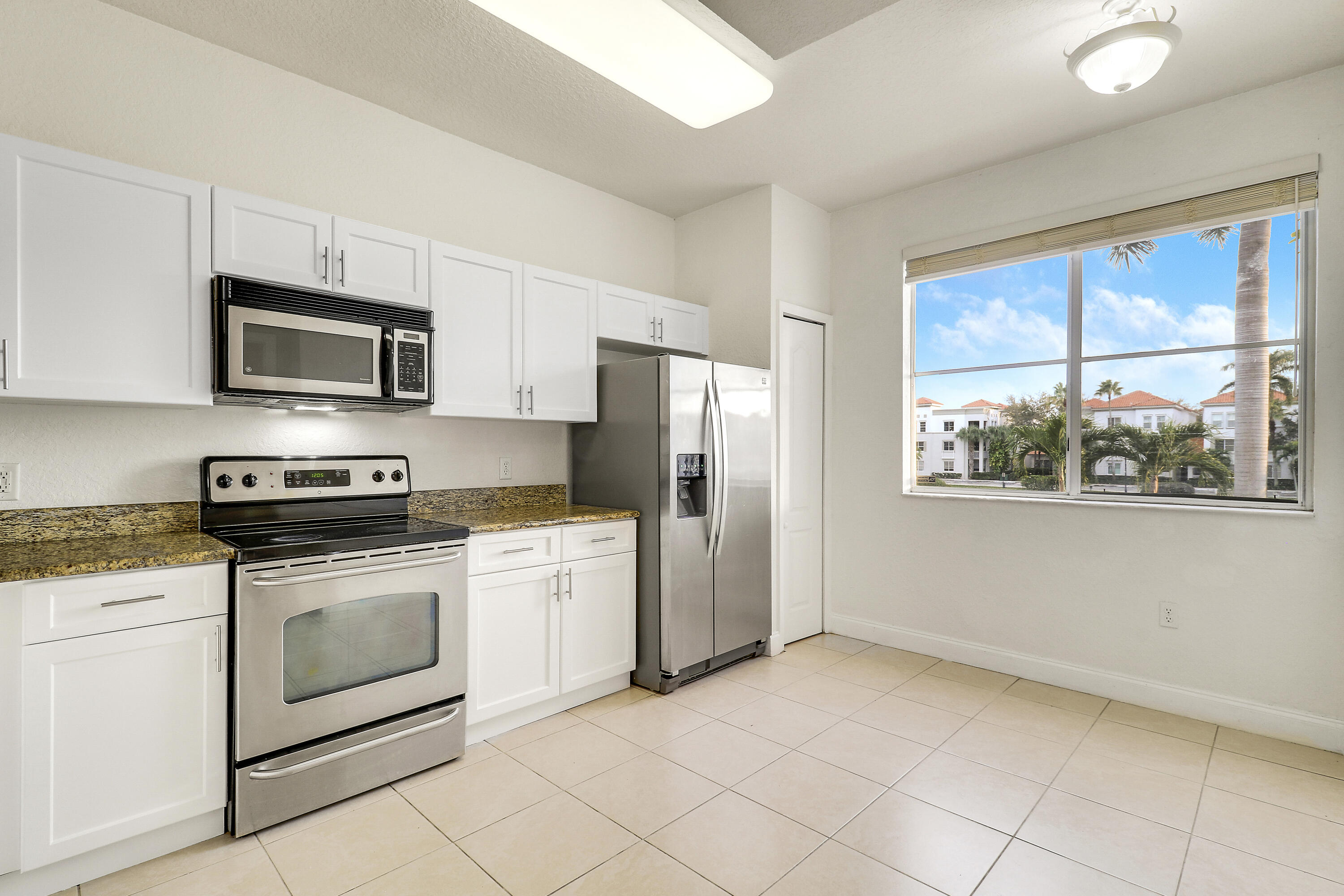 11033 Legacy Boulevard, Unit 203 Palm Beach Gardens, FL 33410 - Photo 11 of 31 Kitchen