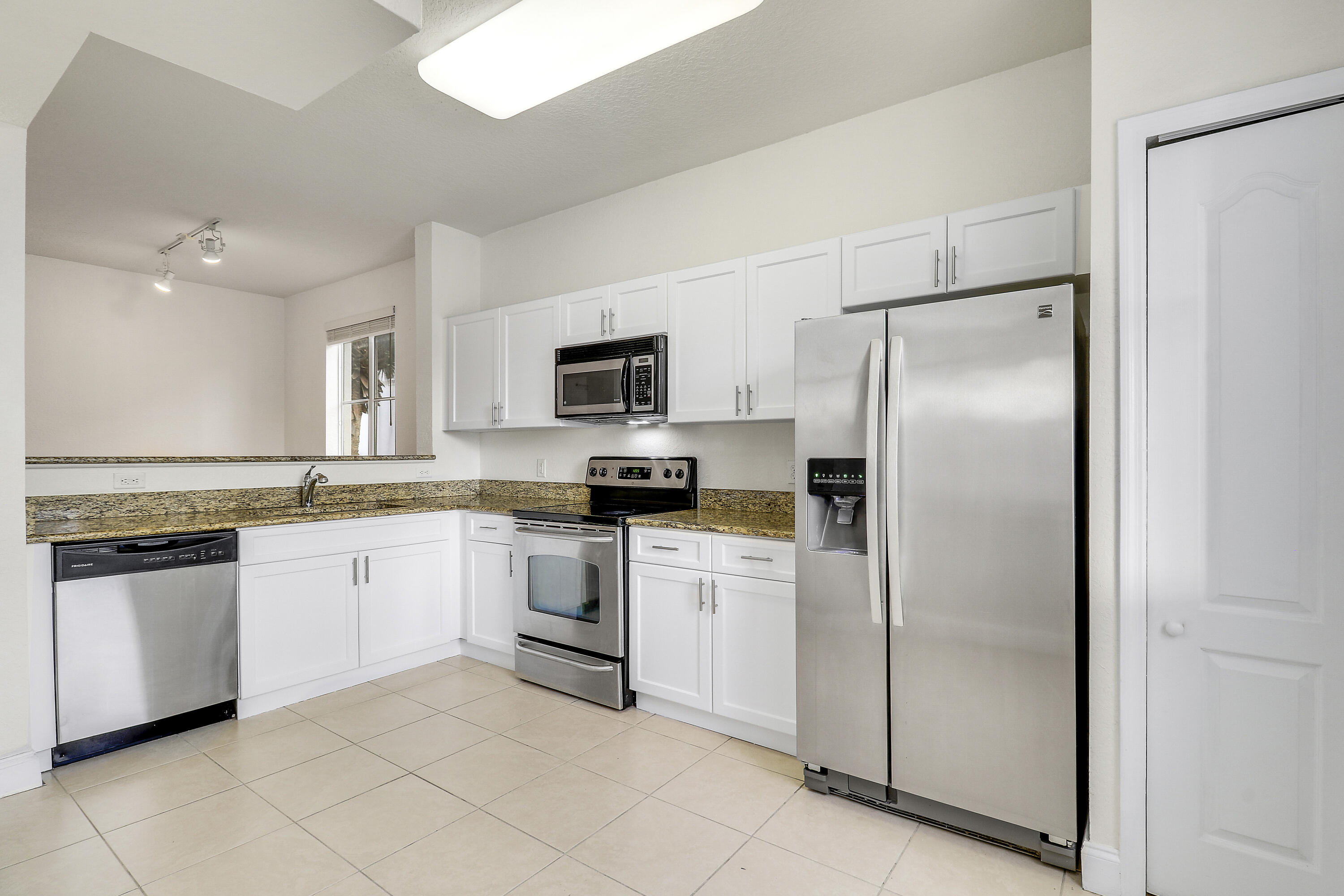 11033 Legacy Boulevard, Unit 203 Palm Beach Gardens, FL 33410 - Photo 12 of 31 Kitchen