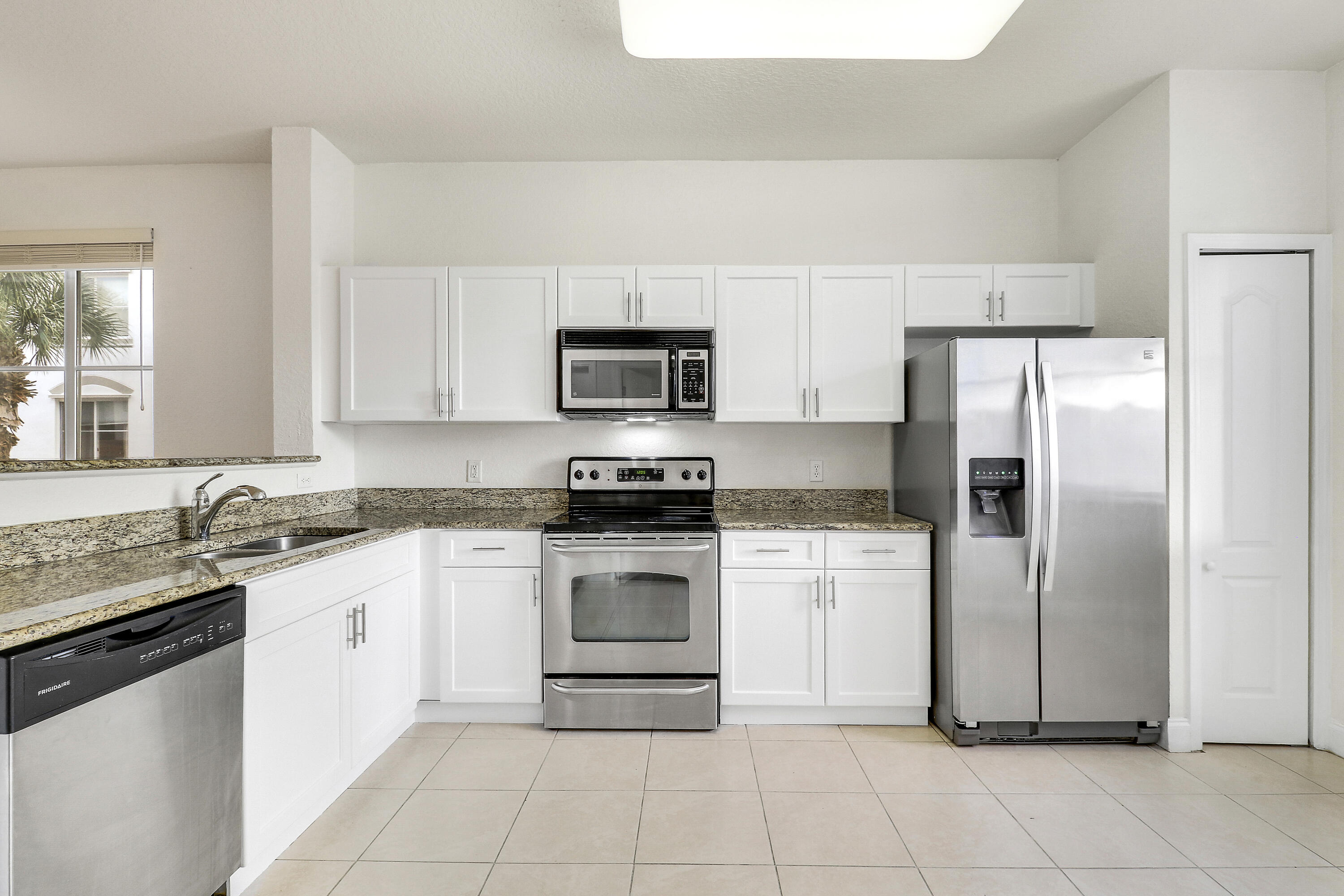 11033 Legacy Boulevard, Unit 203 Palm Beach Gardens, FL 33410 - Photo 13 of 31 Kitchen