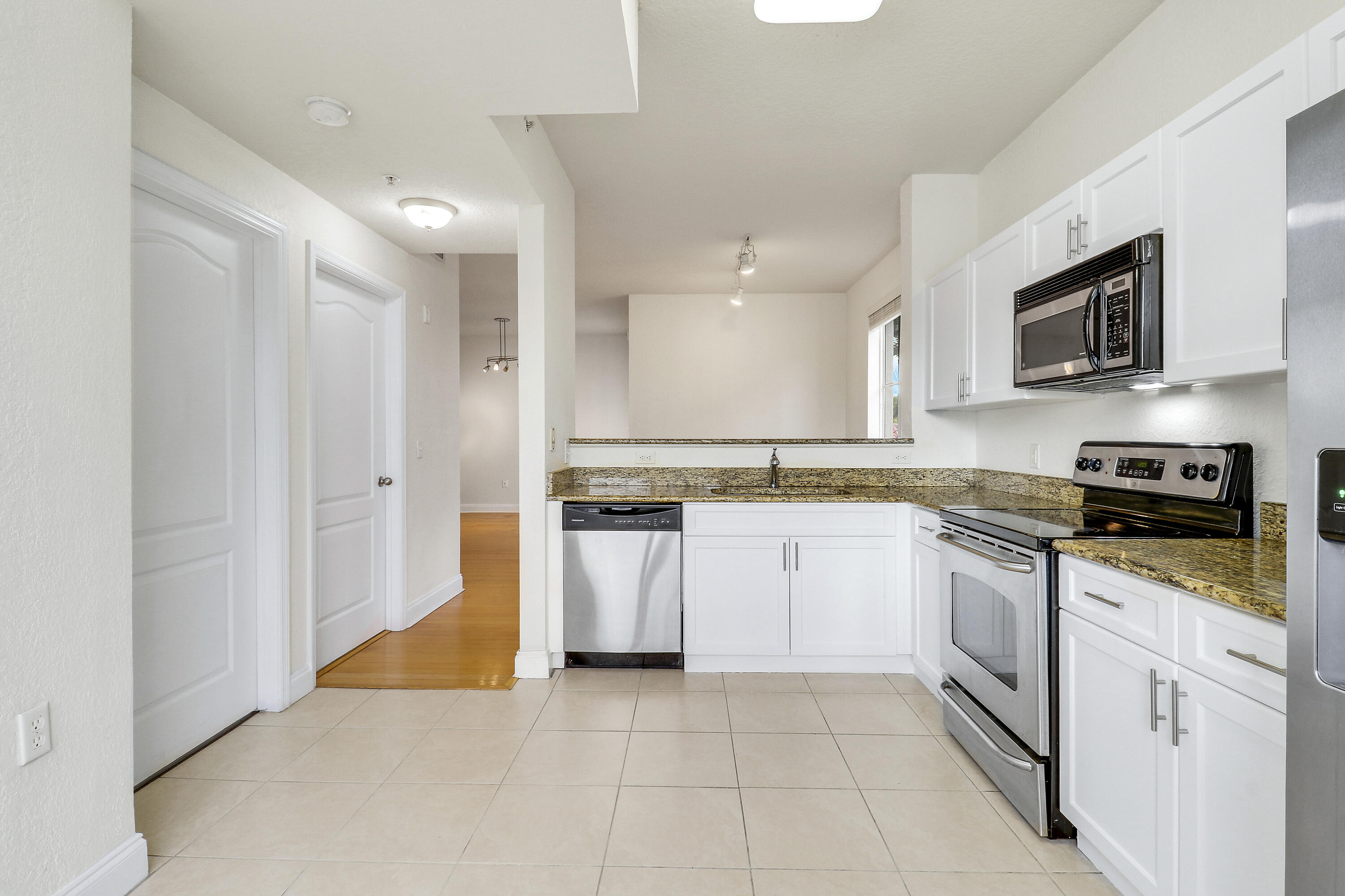 11033 Legacy Boulevard, Unit 203 Palm Beach Gardens, FL 33410 - Photo 14 of 31 Kitchen