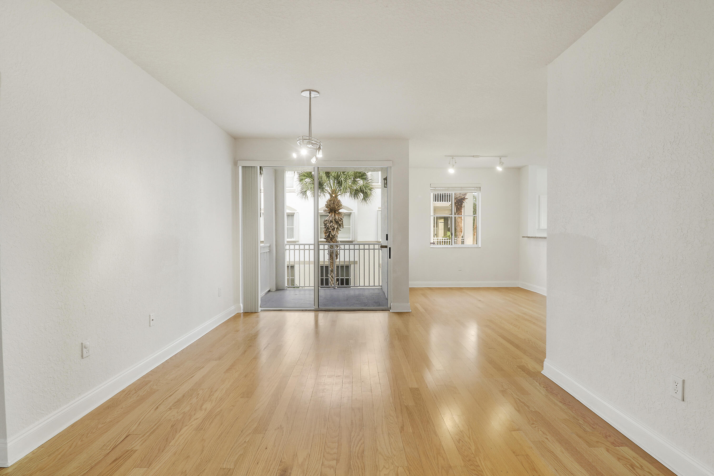 11033 Legacy Boulevard, Unit 203 Palm Beach Gardens, FL 33410 - Photo 5 of 31 Dining Area/Great Room