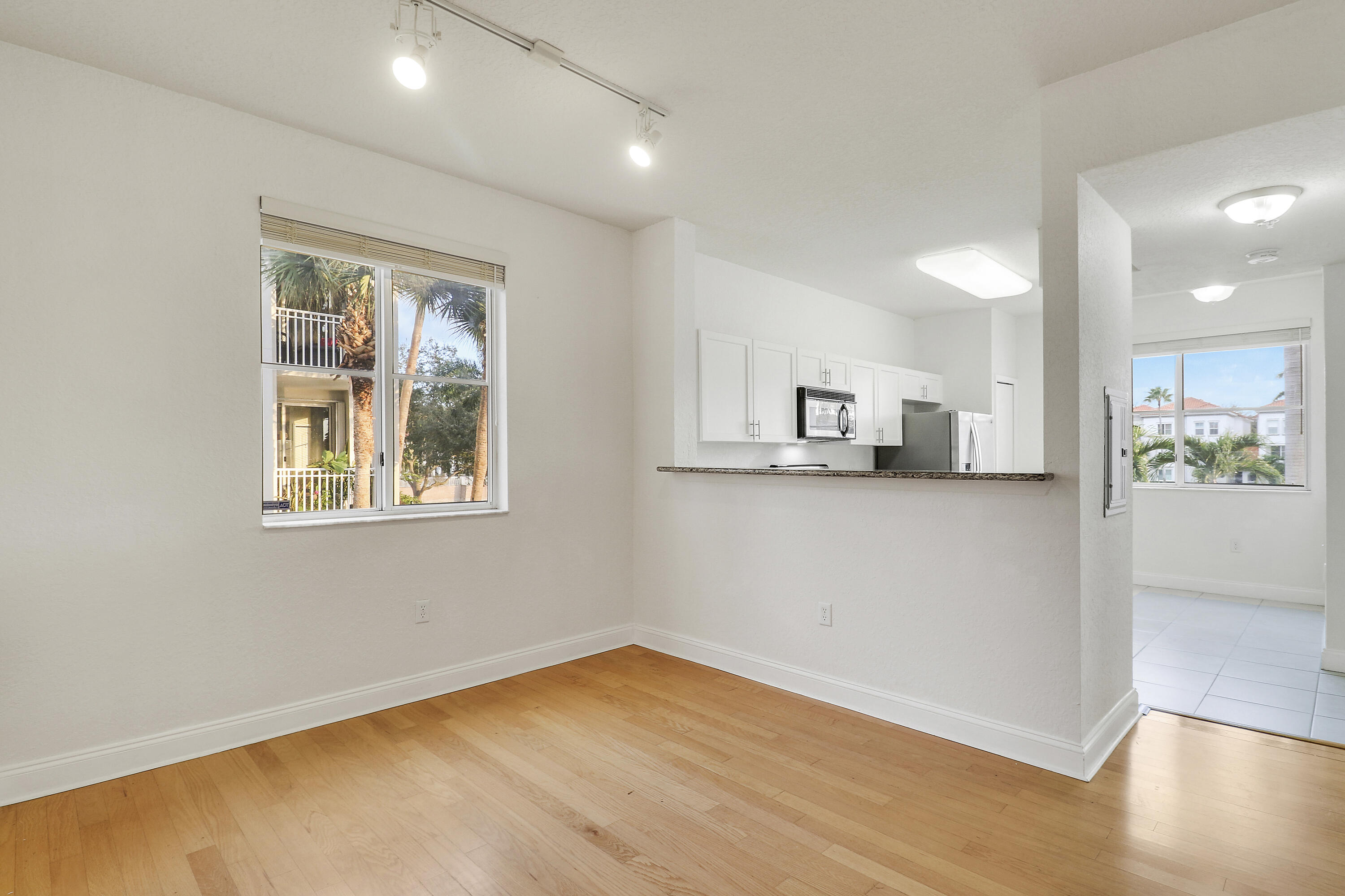 11033 Legacy Boulevard, Unit 203 Palm Beach Gardens, FL 33410 - Photo 9 of 31 Dining Area