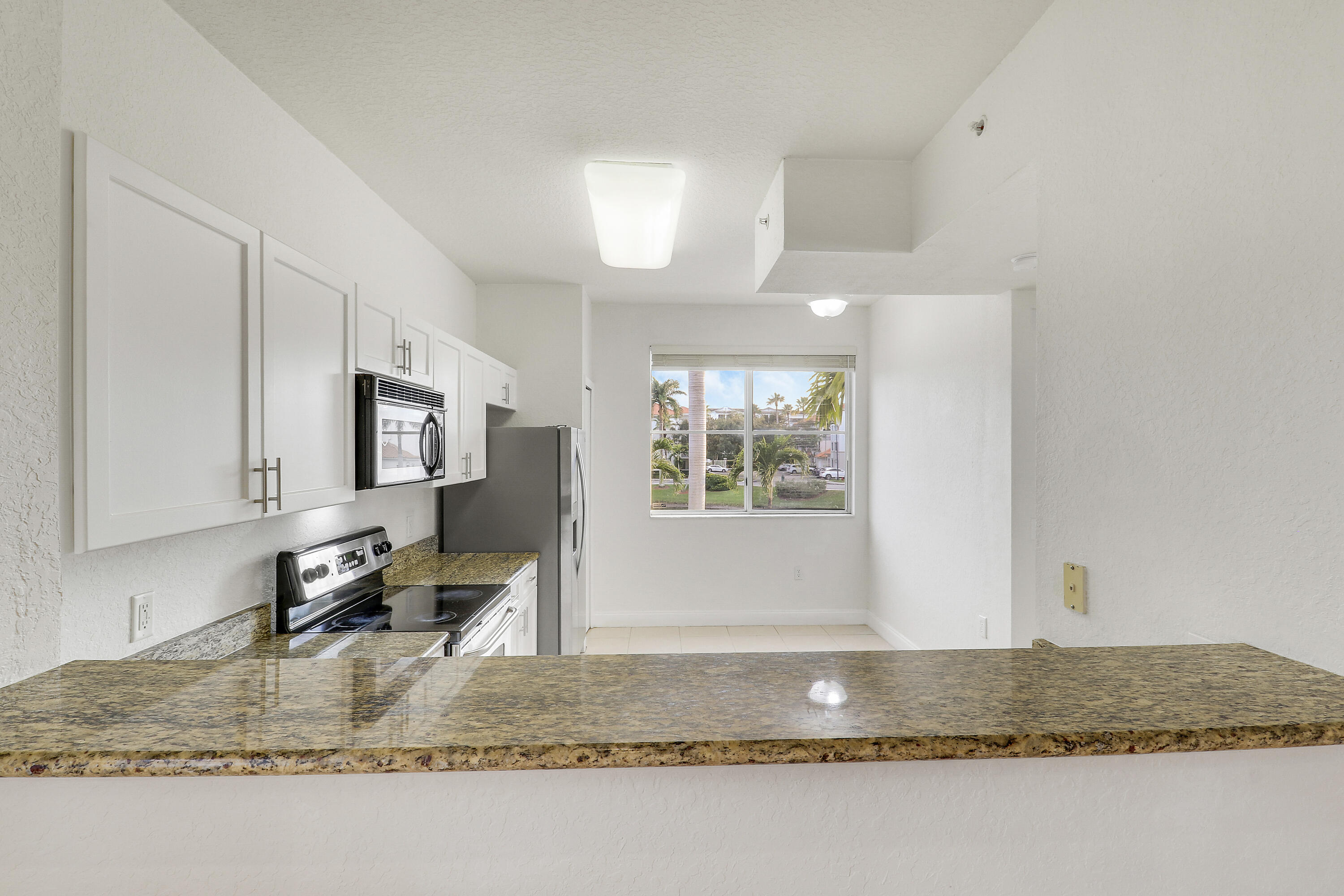 11033 Legacy Boulevard, Unit 203 Palm Beach Gardens, FL 33410 - Photo 10 of 31 Bar/Kitchen