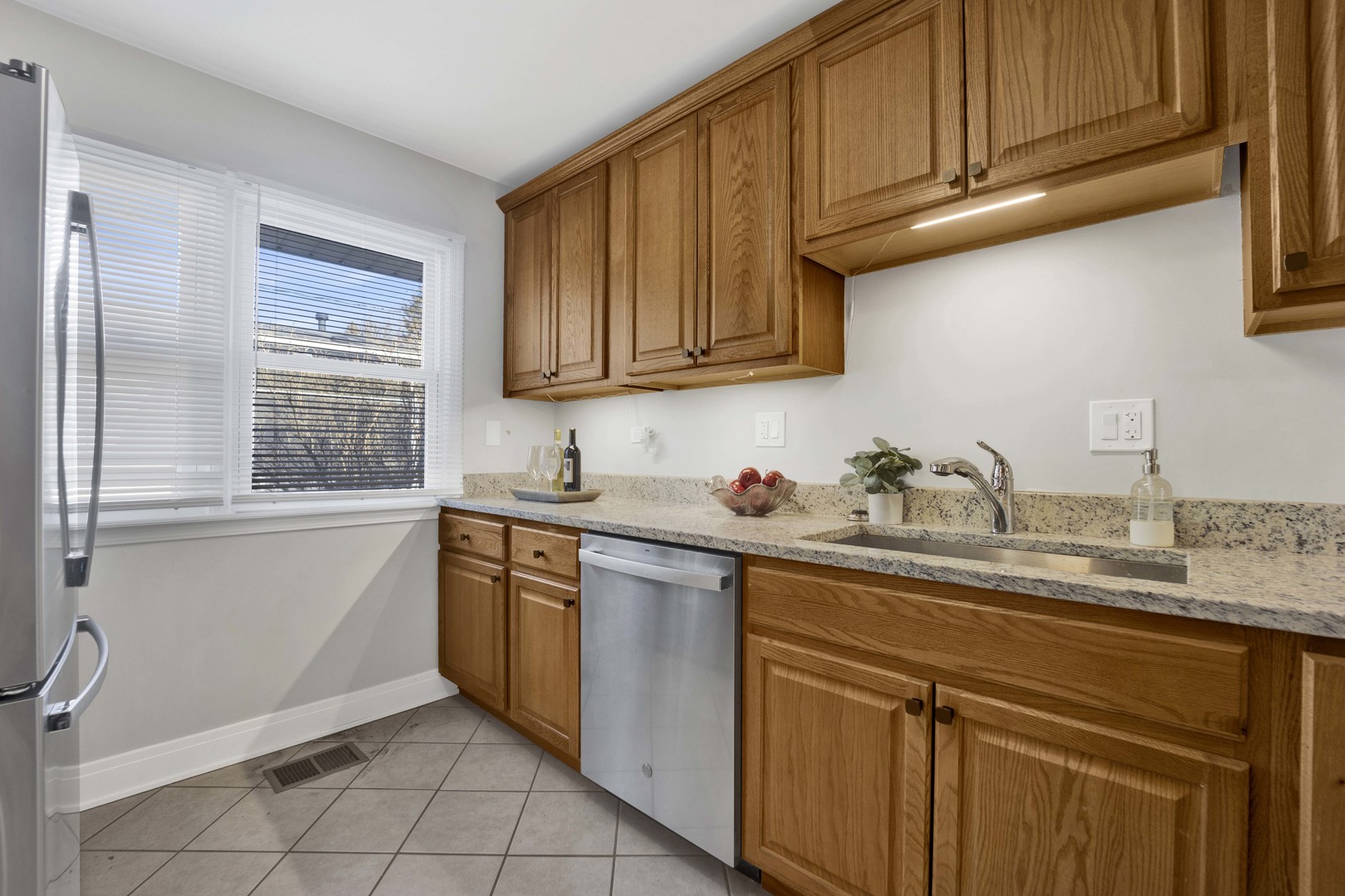 2011 Cleveland Street Evanston, IL 60202 - Photo 12 of 33