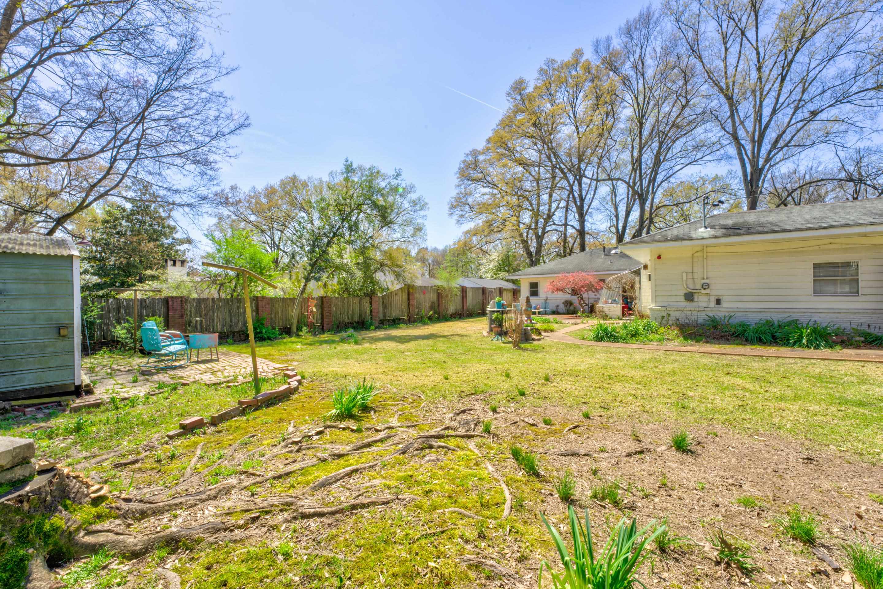 140 North Perkins Road Memphis, TN 38117 - Photo 25 of 25 a backyard of a house with a table and chairs